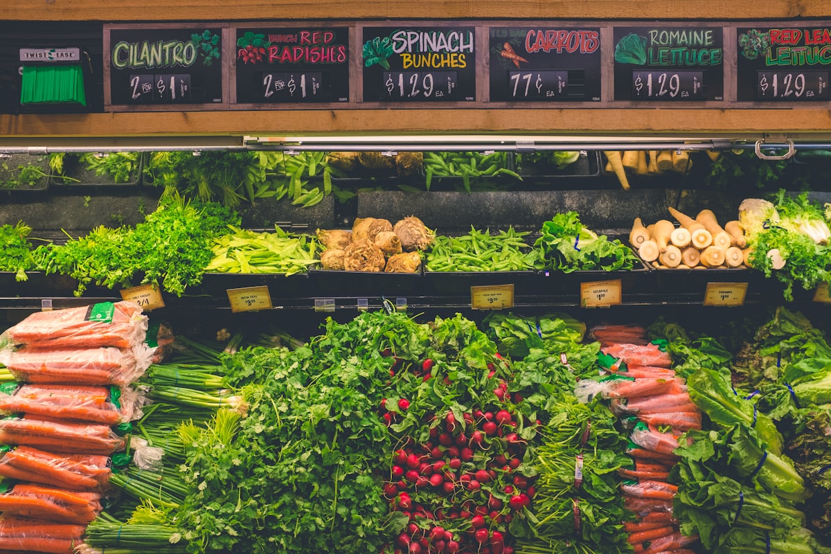 Frutta e verdura biologica fresca al supermercato